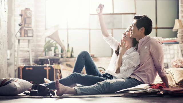 Ide Konsep Foto Prewedding Casual di Studio bagi Pasangan yang Tidak Suka Tampil Terlalu Formal